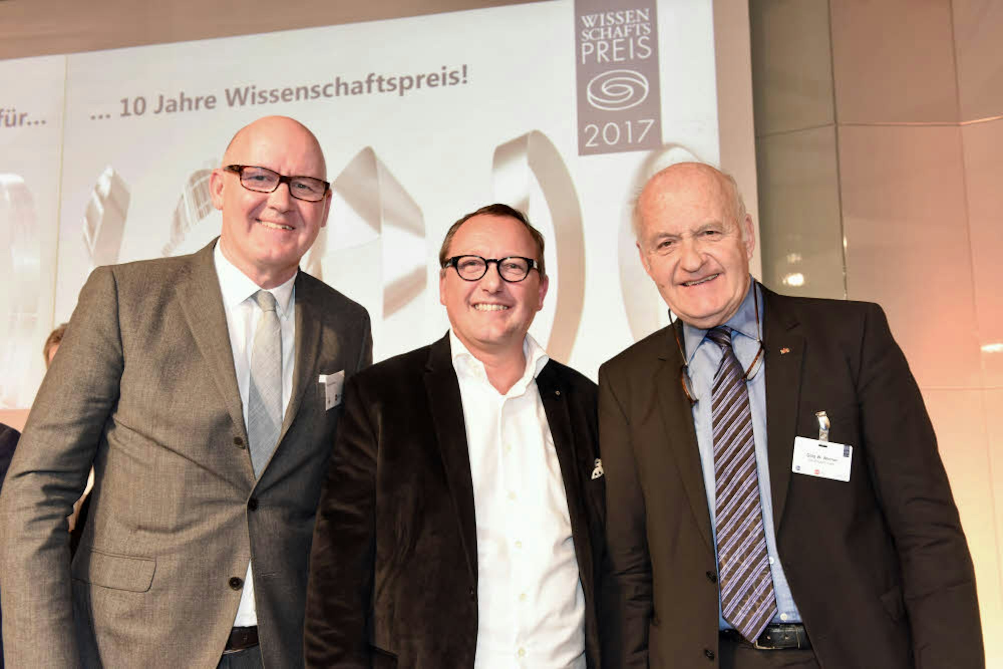 Beim Wissenschaftspreis 2017 steht Karl-Heinz Land neben Götz Werner, Gründer der Drogeriemarkt-Kette dm.