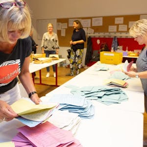 Briefwahlunterlagen sortierten Susanne Romauer (r.) und Marita Schorn in einem Klassenraum des Alexander-von-Humboldt-Gymnasiums. Der Anteil der Briefwähler ist stark gestiegen.