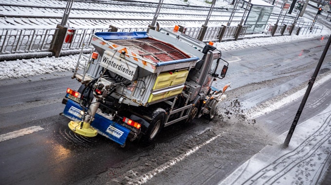 Der Winterdienst der Abfallwirtschaftsbetriebe fährt über eine Straße.