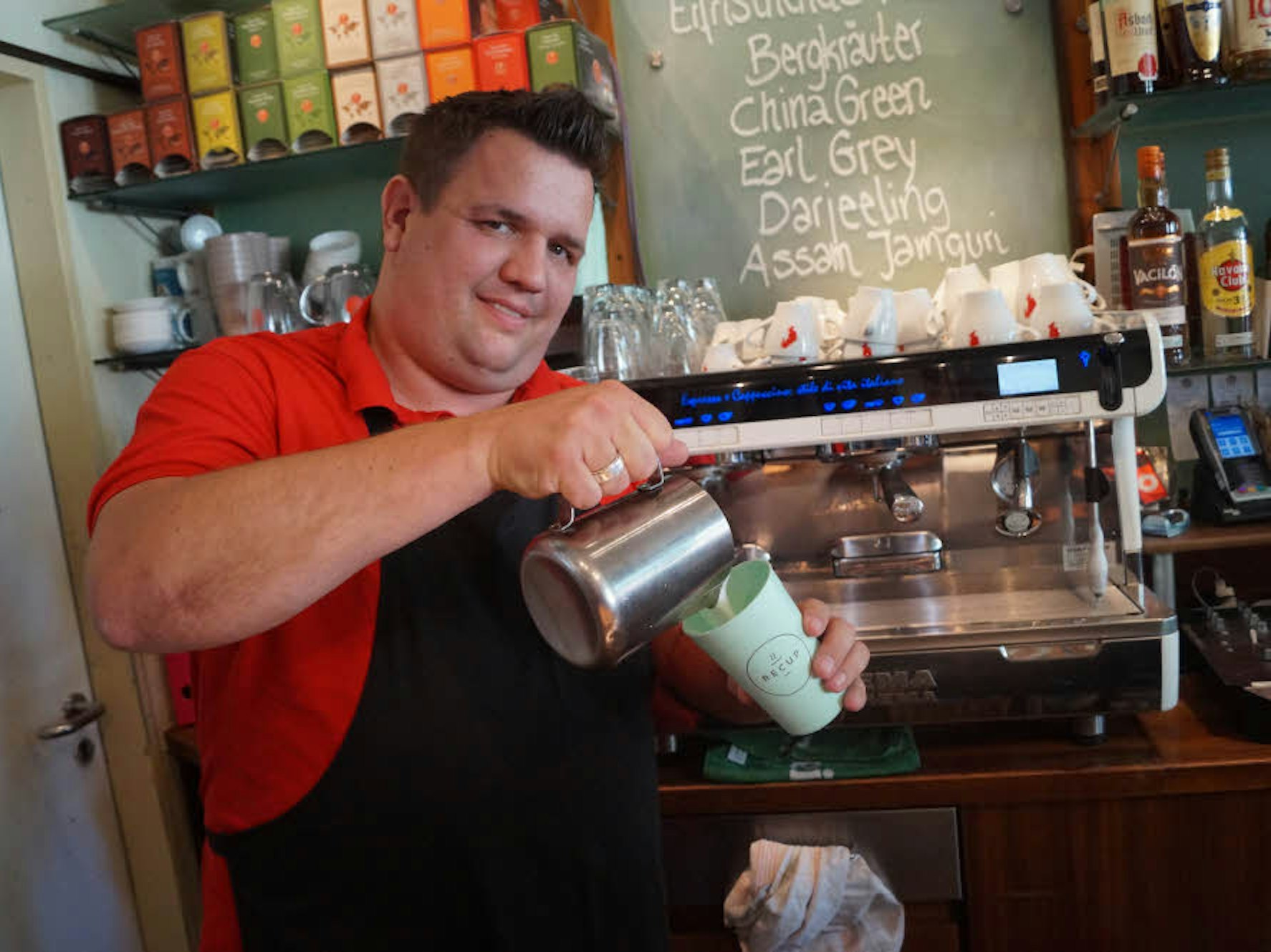 Gastronom Volker Böttcher bietet Kaffee zum Mitnehmen nun in Mehrfachbechern aus Kunststoff an. Die Ex-und-hopp-Pappbecher hat er aus Umweltgründen abgeschafft.