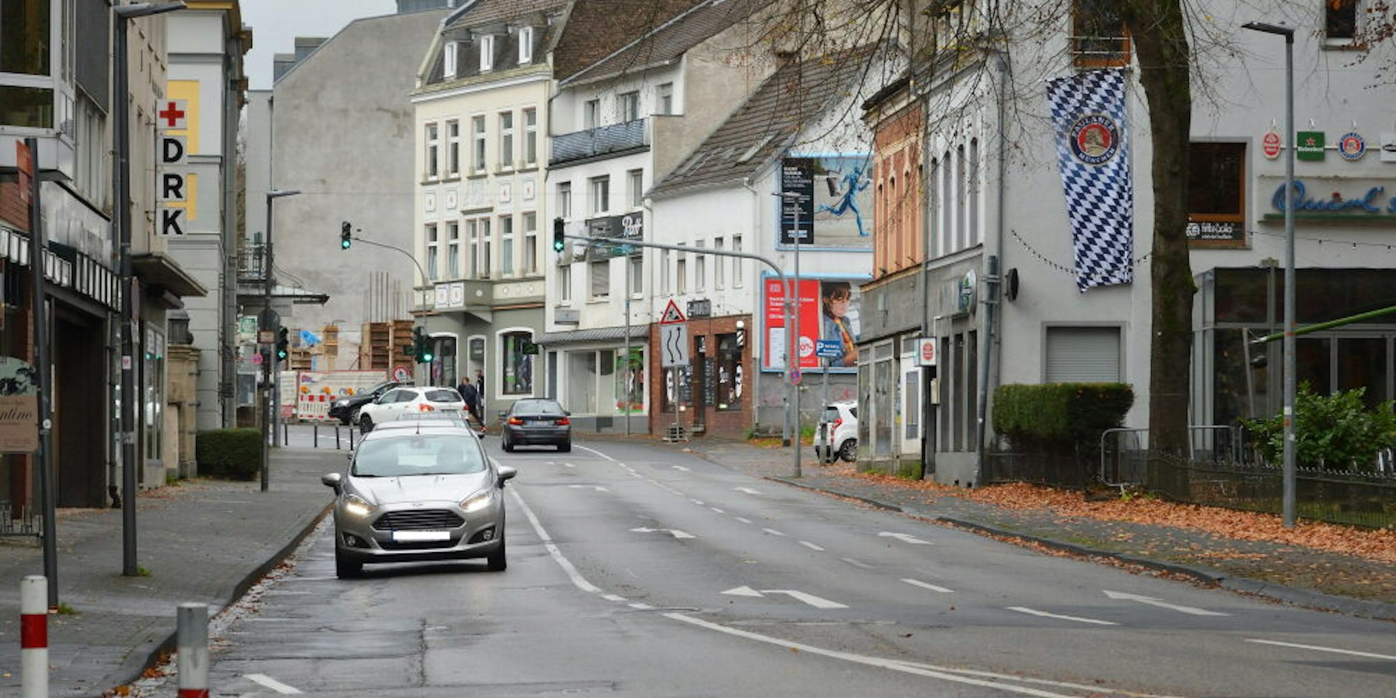 Kein Radweg in Sicht - Die Hauptstraße in der Stadtmitte von Bergisch Gladbach.