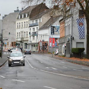 Kein Radweg in Sicht - Die Hauptstraße in der Stadtmitte von Bergisch Gladbach.
