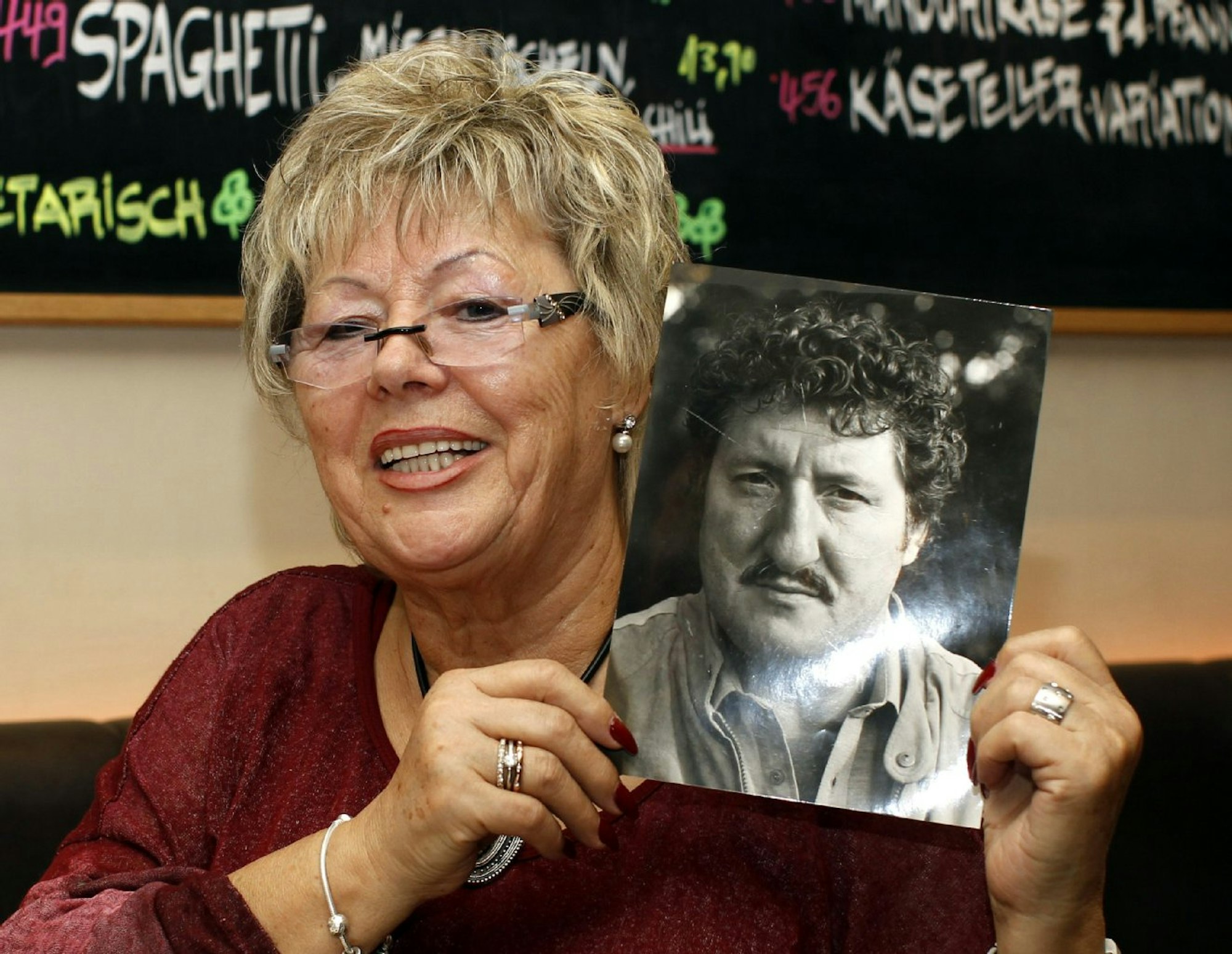 Petra Schäfer mit einem Foto ihres verstorbenen Mannes Heinrich, der berüchtigten „Nas“ des Miljös.