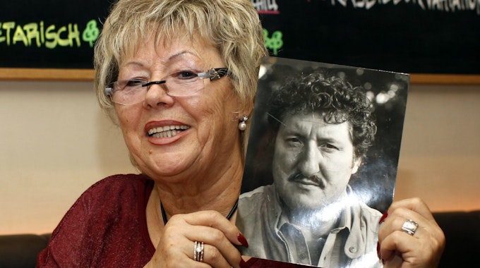 Petra Schäfer mit einem Foto ihres verstorbenen Mannes Heinrich, der berüchtigten „Nas“ des Miljös.