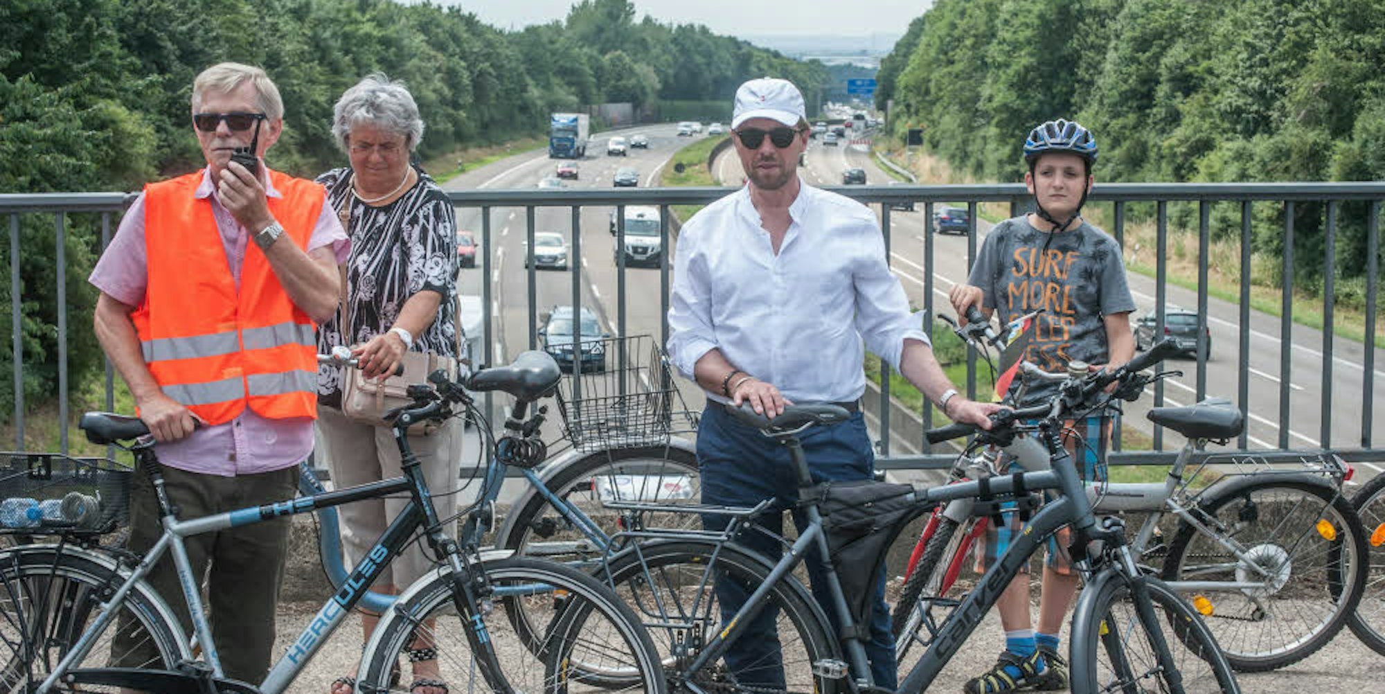 Im Juli demonstrierte die Initiative von Sprecher Peter Westmeier (mit Funkgerät) gegen die Raststättenpläne an der A 1 mit einer Menschen- und Fahrradkette.
