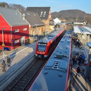 Die Regionalbahn 25, hier am Overather Bahnhof, könnte auch in Vilkerath halten. Dafür müssten jedoch etliche Bedingungen erfüllt sein.