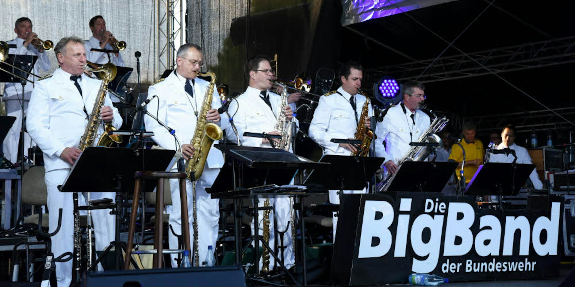 Mit Swing, Rock, Pop und Jazz gestaltete die Big Band der Bundeswehr eine große Show zugunsten von „Hits fürs Hospiz“.