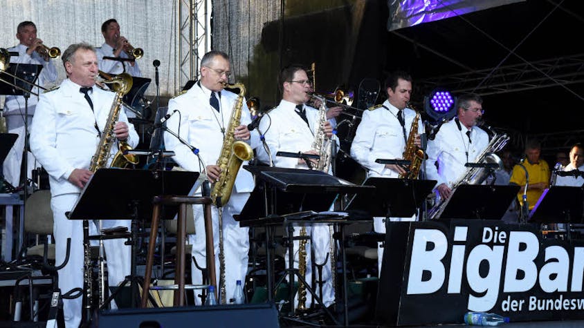 Mit Swing, Rock, Pop und Jazz gestaltete die Big Band der Bundeswehr eine große Show zugunsten von „Hits fürs Hospiz“.