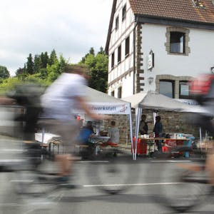 Pannenhilfe bei „Siegtal pur“: Im Schweizer Haus (Hintergrund) machten Ehrenamtler gegen eine Spende Fahrräder wieder flott.