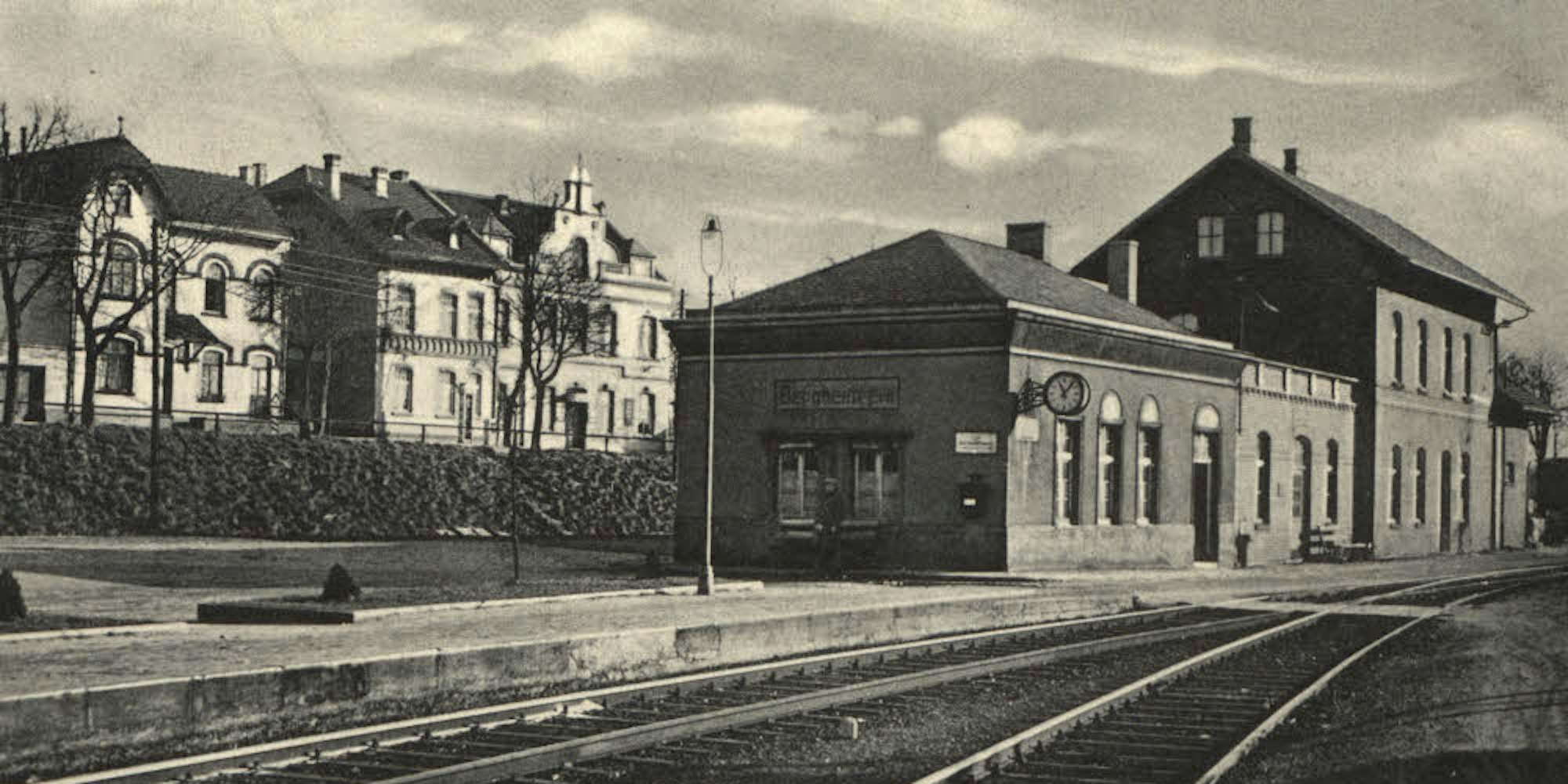 Vor dem Zweiten Weltkrieg sah der Bahnhof in Bergheim noch ganz anders aus. Er war kleiner und aus Backsteinen gebaut.