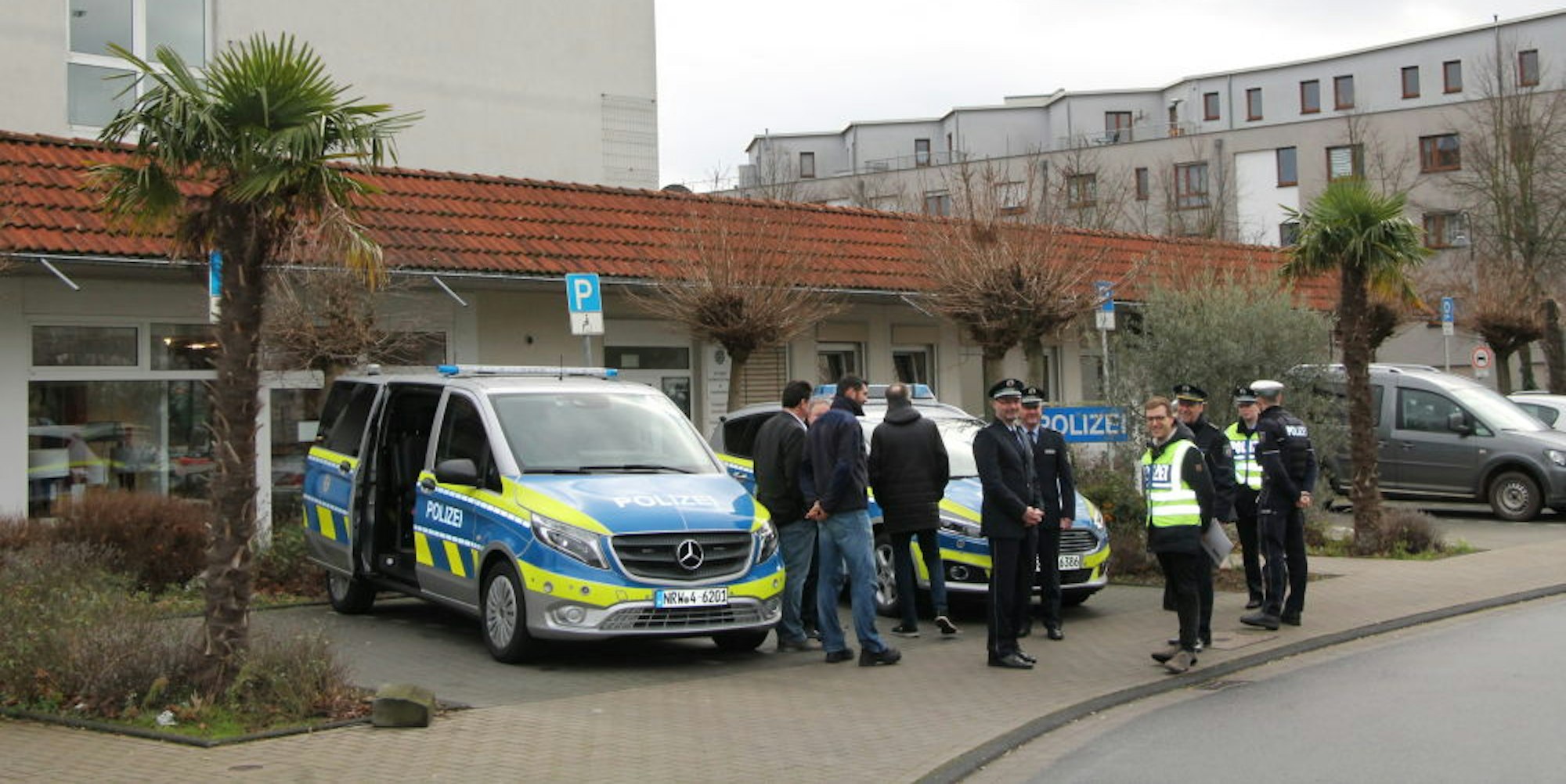 Vor der Wache in Hürth waren die neuen Einsatzwagen der Polizei am Montagmittag geparkt.