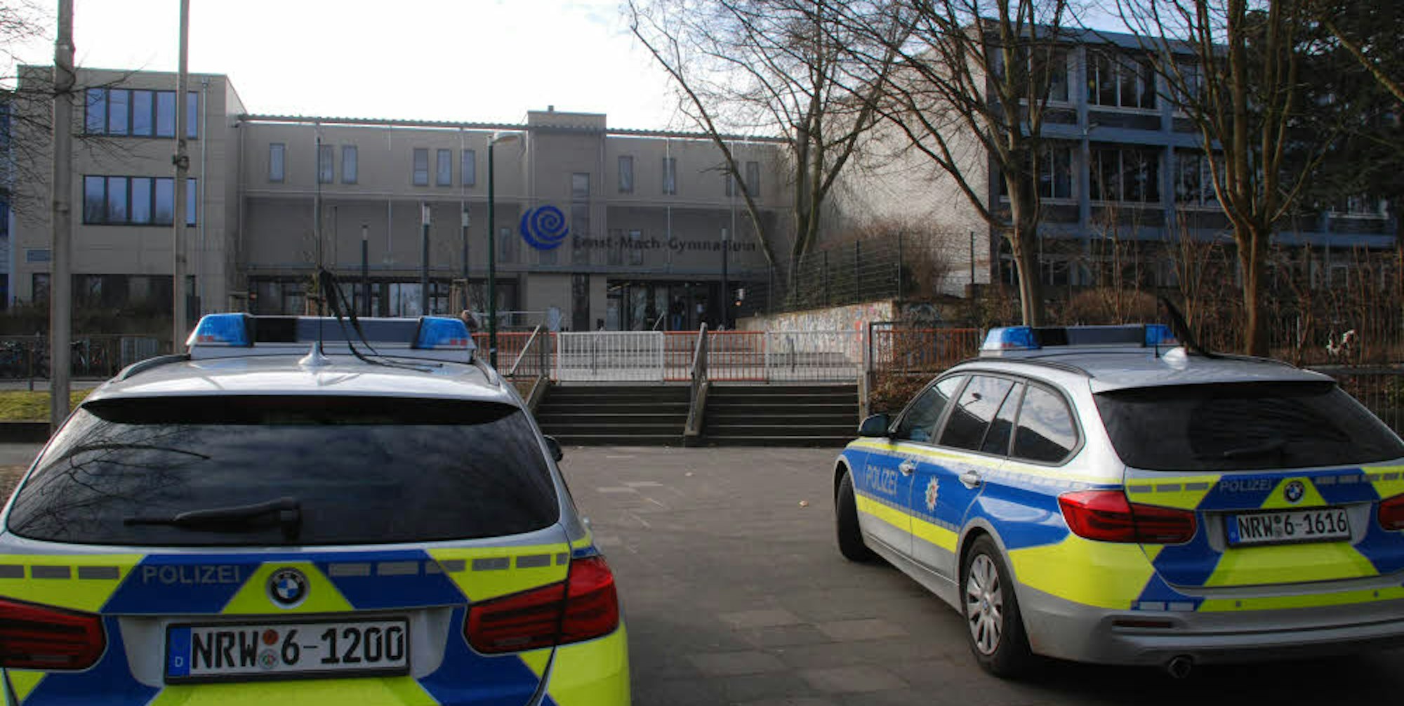 Die Polizei zeigte Präsenz vor dem Ernst-Mach-Gymnasium in der Bonnstraße. Die Kreispolizeibehörde ging aber nicht von einer aktuellen Bedrohungslage aus.