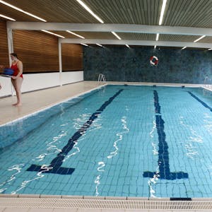 Schul- und Lehrschwimmbecken in der Wilhelm Wagener Schule, Mohnweg in Refrath.