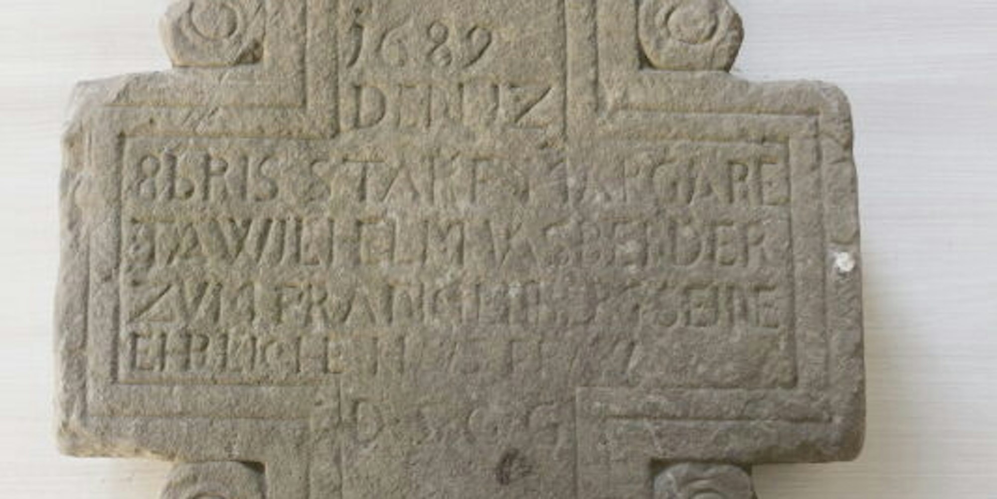 Das Datum „1689“ ist auf dem Grabstein deutlich zu lesen.