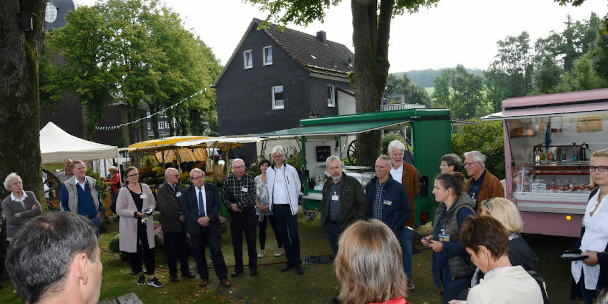 Was Hülsenbusch alles zu bieten hat, erfuhr die Jury des Kreiswettbewerbs bei einem Rundgang, der auf dem Wochenmarkt startete, einem weiteren Erfolgs-Projekt der Dorfgemeinschaft.