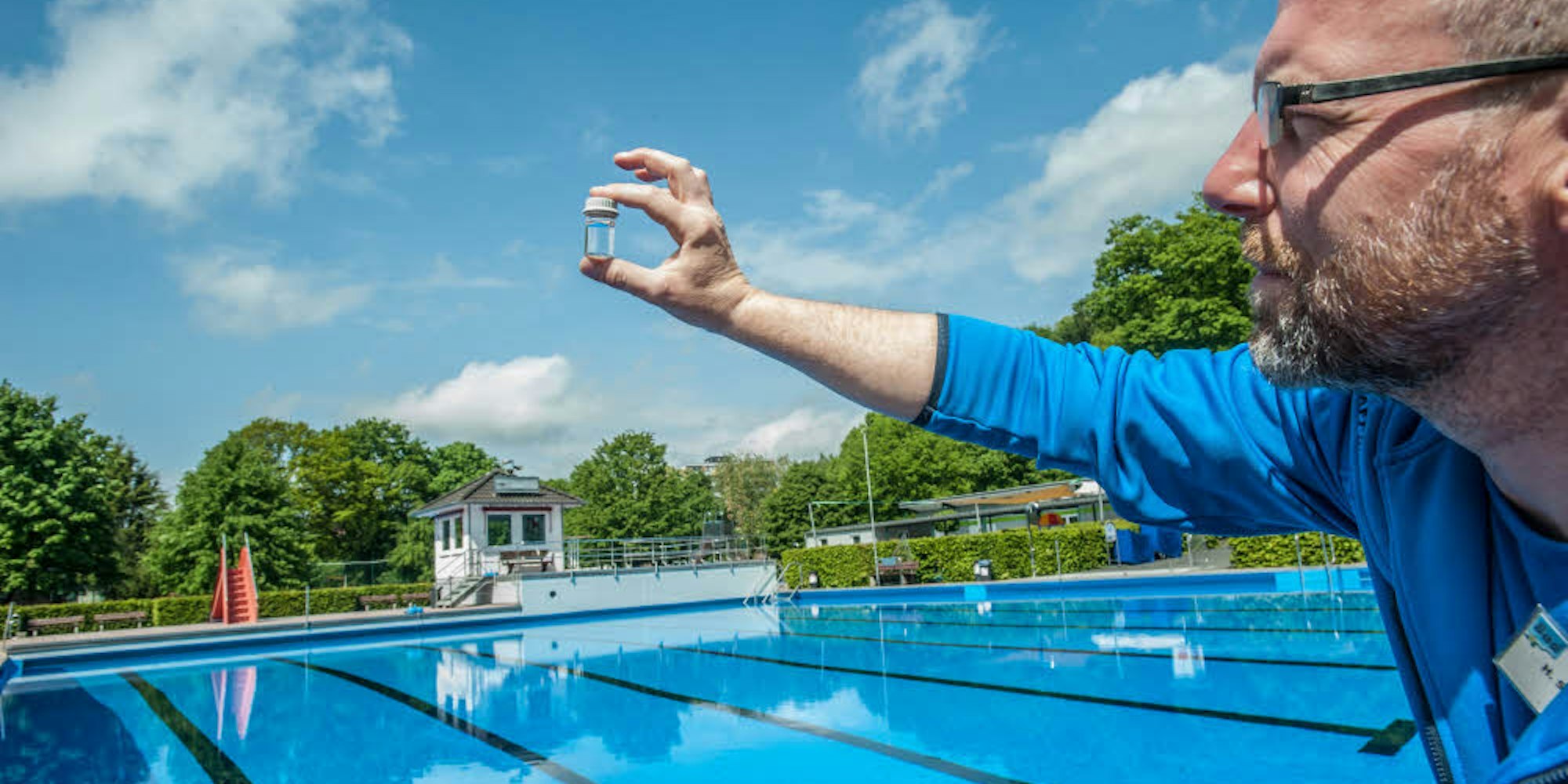 Helge Schönzeler, hier bei einer Wasserprobe am Becken, ist neuer Betriebsleiter des Leichlinger Schwimmbades.