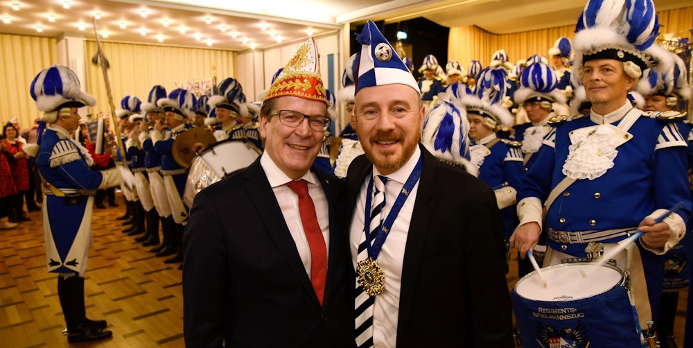 Festkomitee-Präsident Christoph Kuckelkorn (l.) feierte mit den Kölschen Kippa Köpp um Aaron Knappstein.