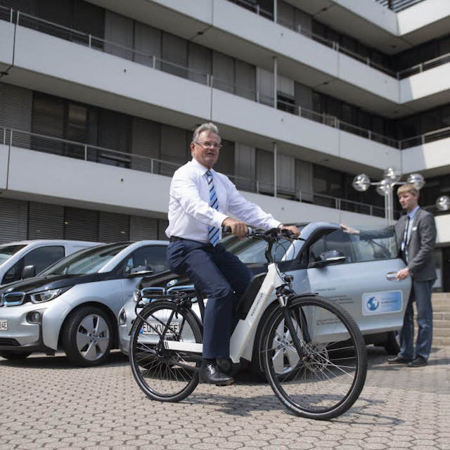Landrat Günter Rosenke testete am Donnerstag vor der Kreisverwaltung ein neues Elektro-Fahrrad, das ab sofort – genau wie fünf weitere Fahrzeuge – zum Fuhrpark des Kreises gehört.