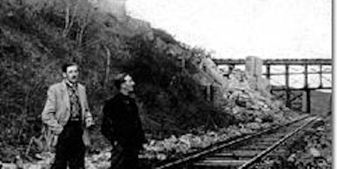 In diesem Geländeeinschnitt vor Losheimergraben wurde der Zug hinter einer Straßenbrücke von dem Jagdbomber entdeckt und angegriffen.
