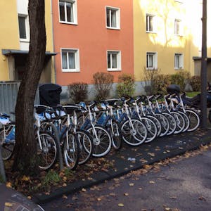 Starke Präsenz: An einigen Stellen in der Stadt - wie hier in Klettenberg - hat „Call a bike“ gleich eine ganze Armada an Ford-Fahrrädern aufgebaut