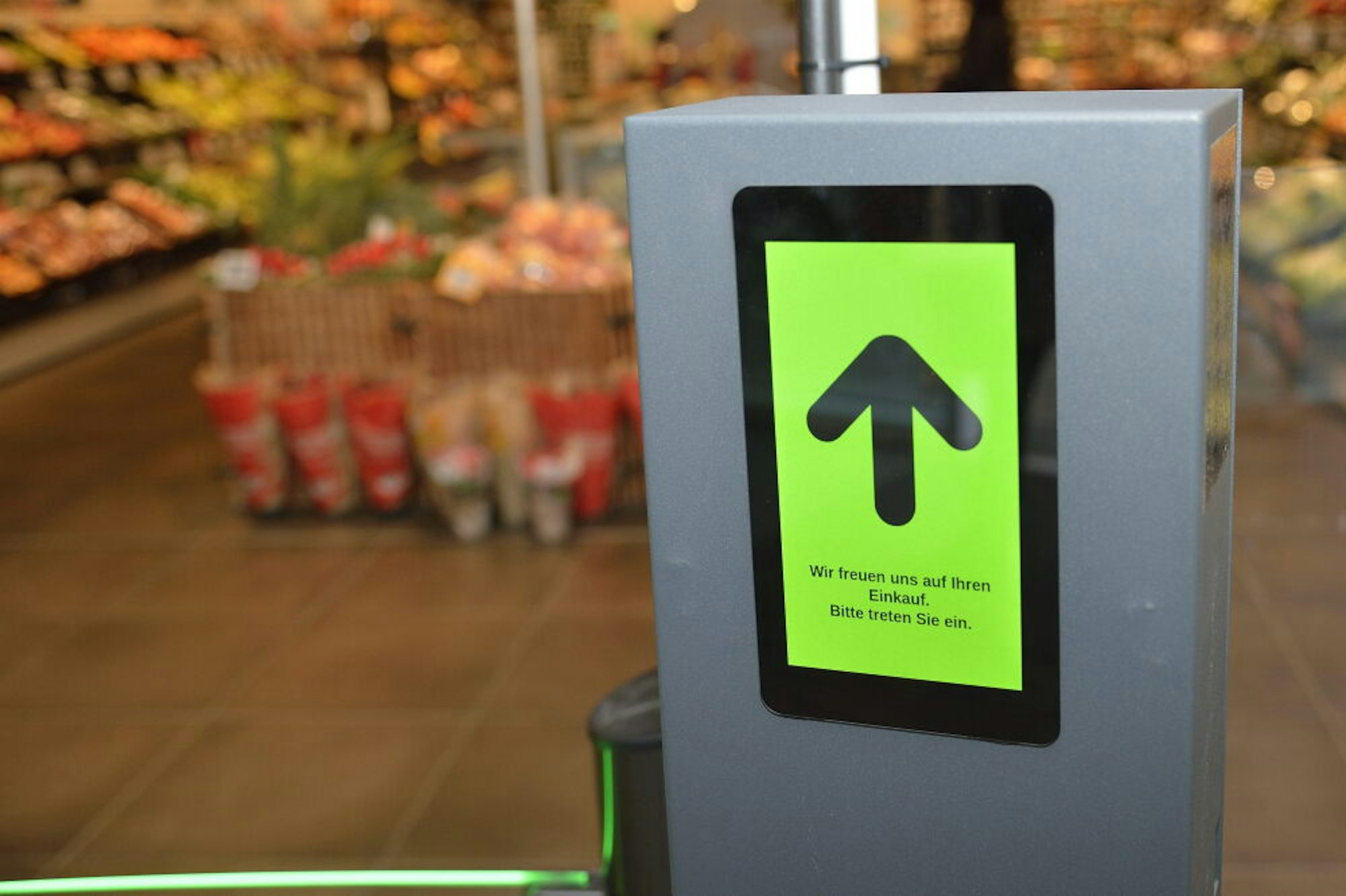 Eintritt nur bei Grün: Im Rewe-Markt an der Schloßstraße in Bensberg werden die Kundenströme elektronisch kontrolliert.