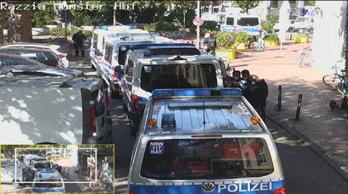 Polizeifahrzeuge stehen am Bahnhof.