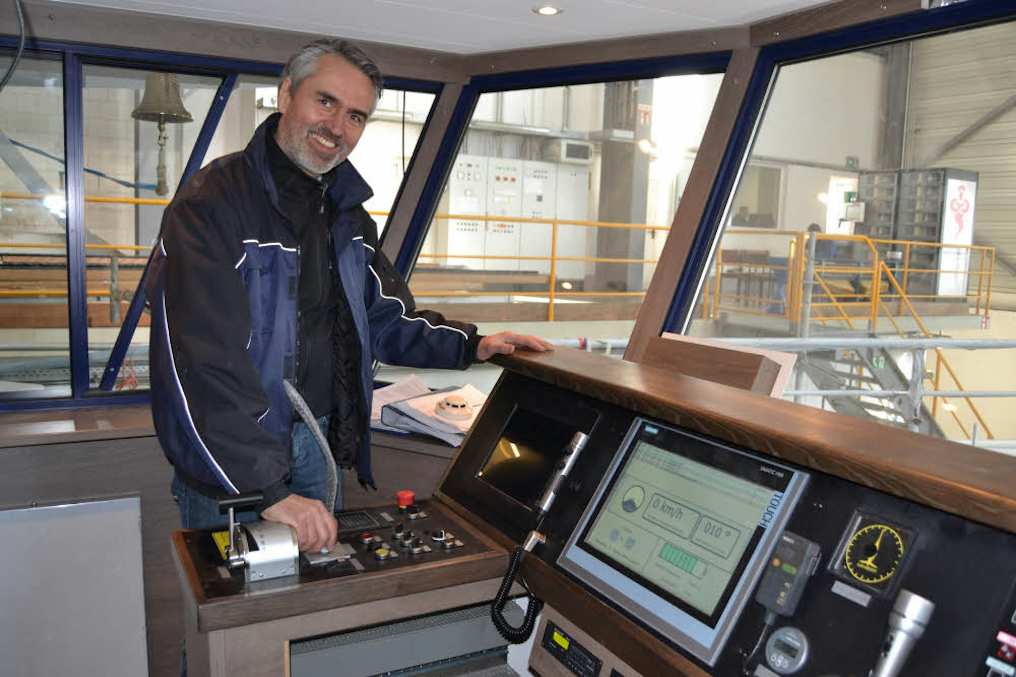 Lux-Werft-Geschäftsführer Elmar Miebach-Oedekoven blickt zufrieden auf das Steuerpult der bis zu 10 km/h schnellen St. Nikolaus.