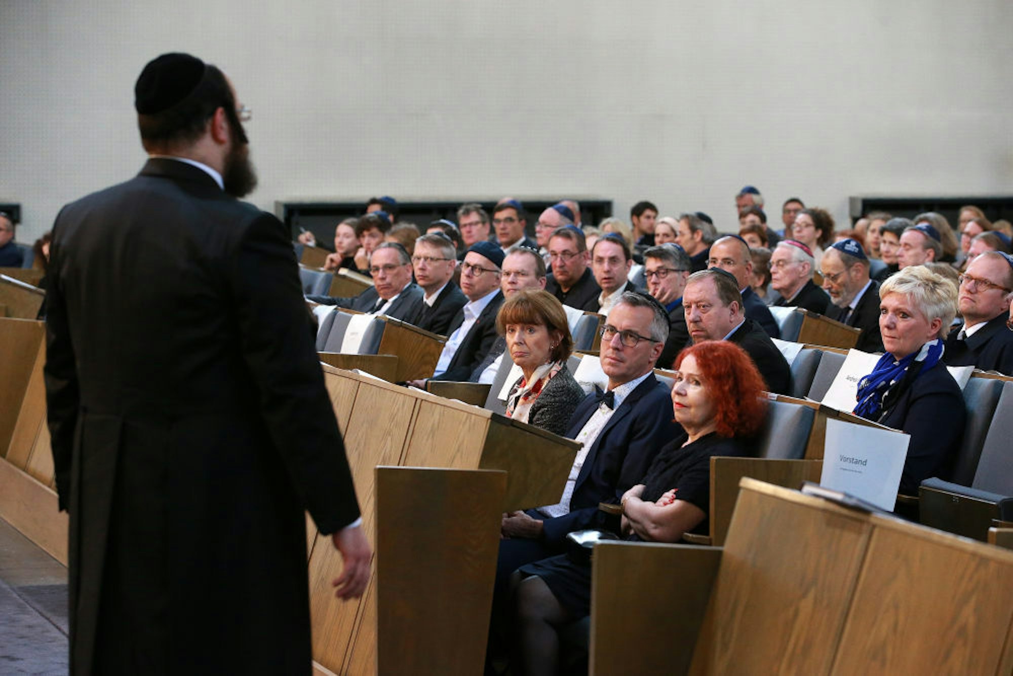 Oberbürgermeisterin Henriette Reker, Bürgermeister Andreas Wolter und Isabella Farkas von der Synagogengemeinde (vordere Reihe)