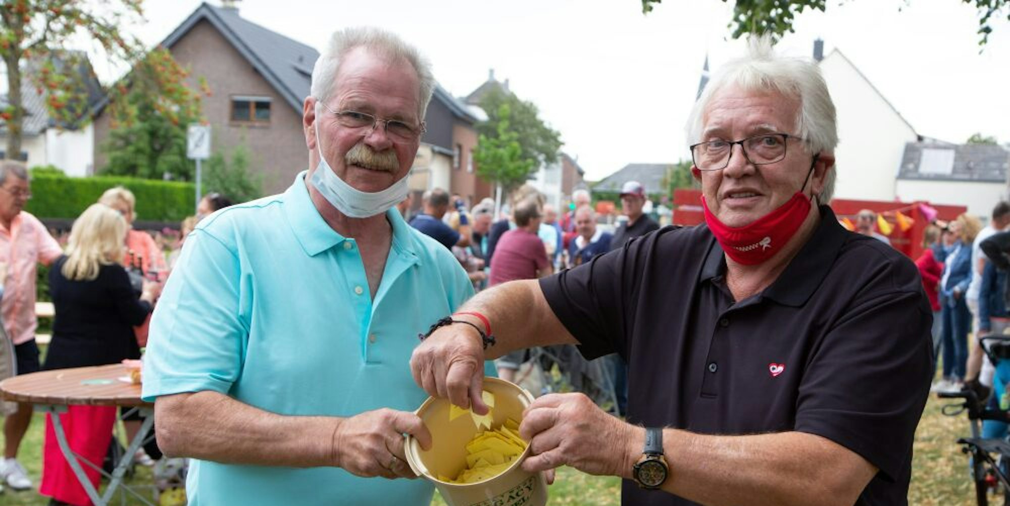 Für den Hauptpreis, ein Mofa, verkauften Klaus Niggemann (l.) und Günther Hayenga auf dem Fest 300 Lose.