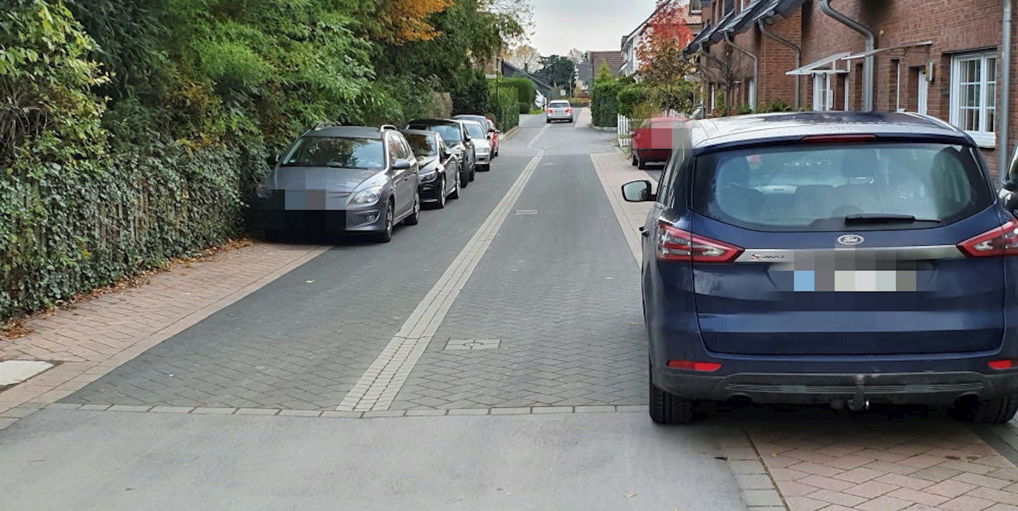 Weil Parkraum auf den Niederkasseler Straßen nicht zuletzt wegen der regen Bautätigkeit immer knapper wird, soll der Rat im Dezember erstmals eine Stellplatzsatzung für die Stadt beschließen.