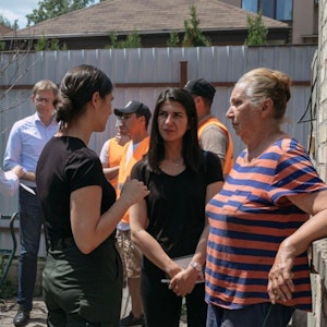 Serap Güler mit ukrainischen Frauen.