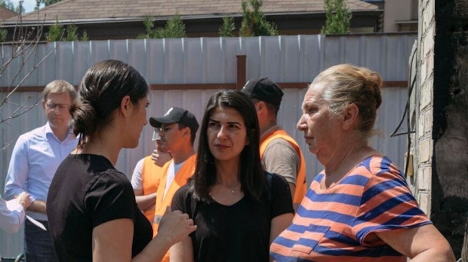 Serap Güler mit ukrainischen Frauen.