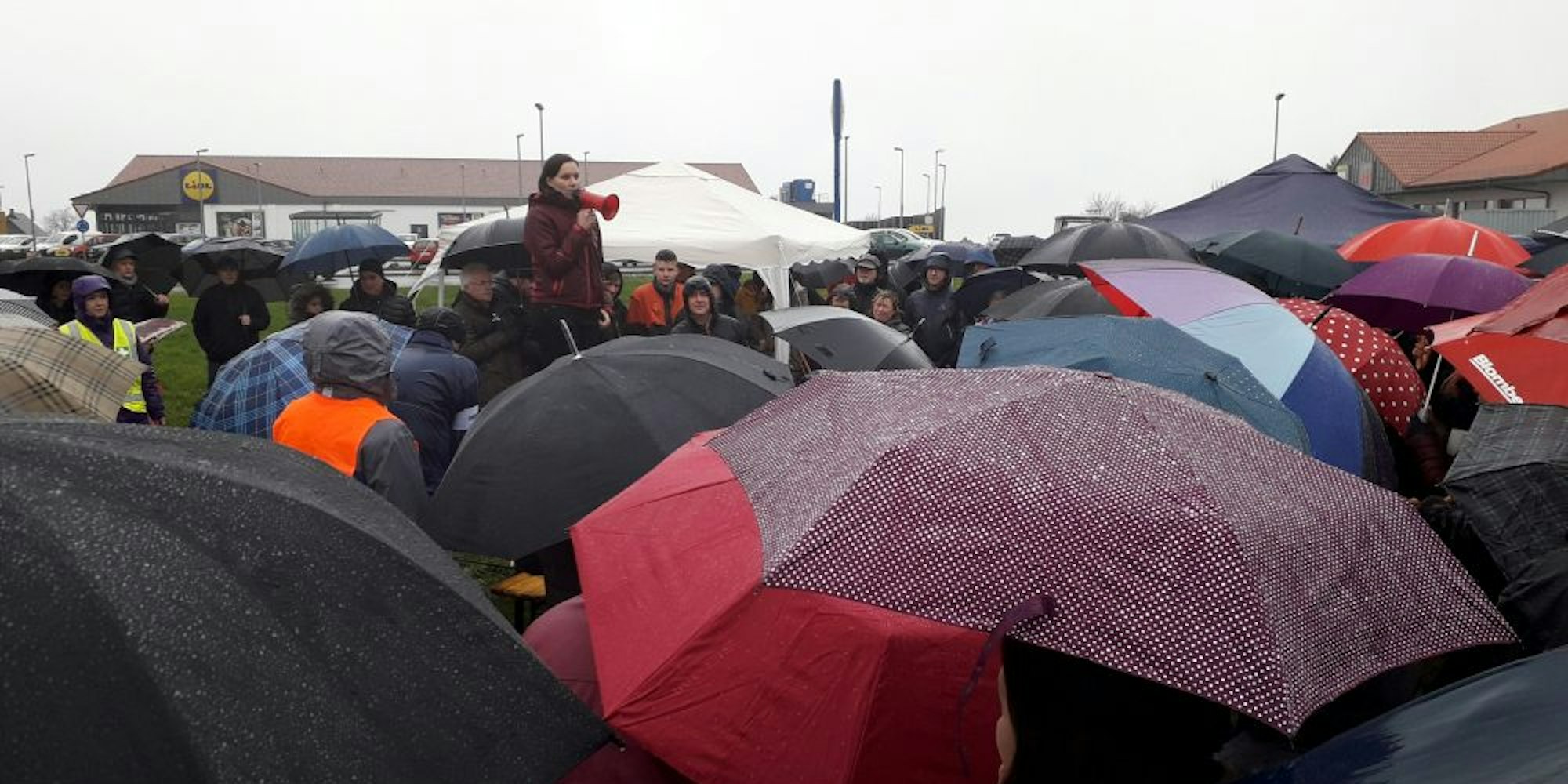 Rund 300 Bürger protestieren gegen bei Drabenderhöhe geplantes Gewerbegebie.