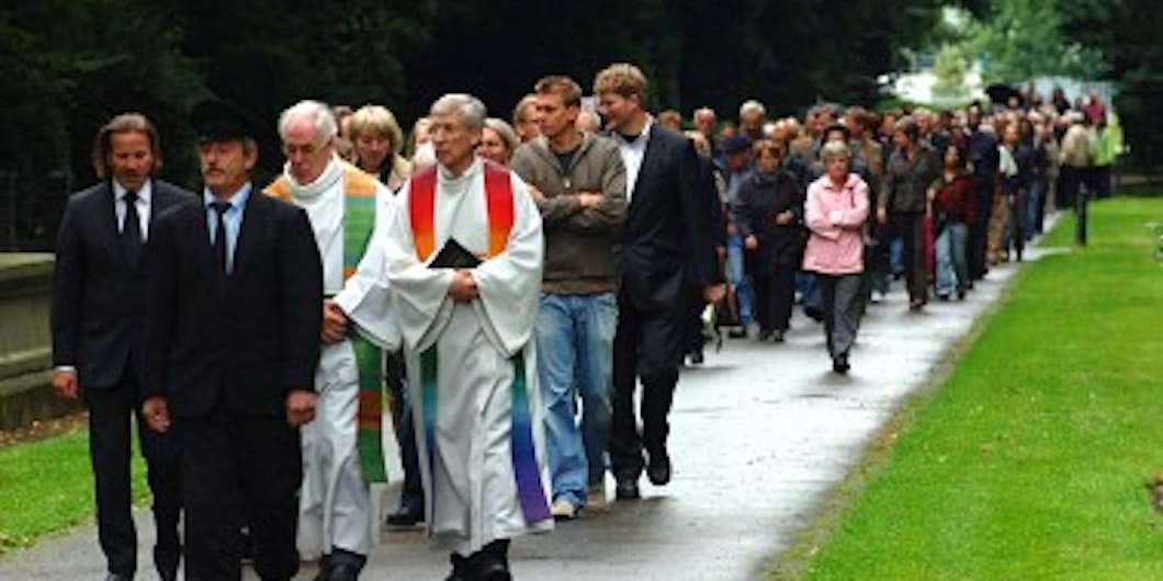 Der Trauerzug mit dem Bestatter Christoph Kuckelkorn (von links) sowie den beiden Priestern Josef Embgenbroich und Winfried Jansen an der Spitze. (Bild: Rako)