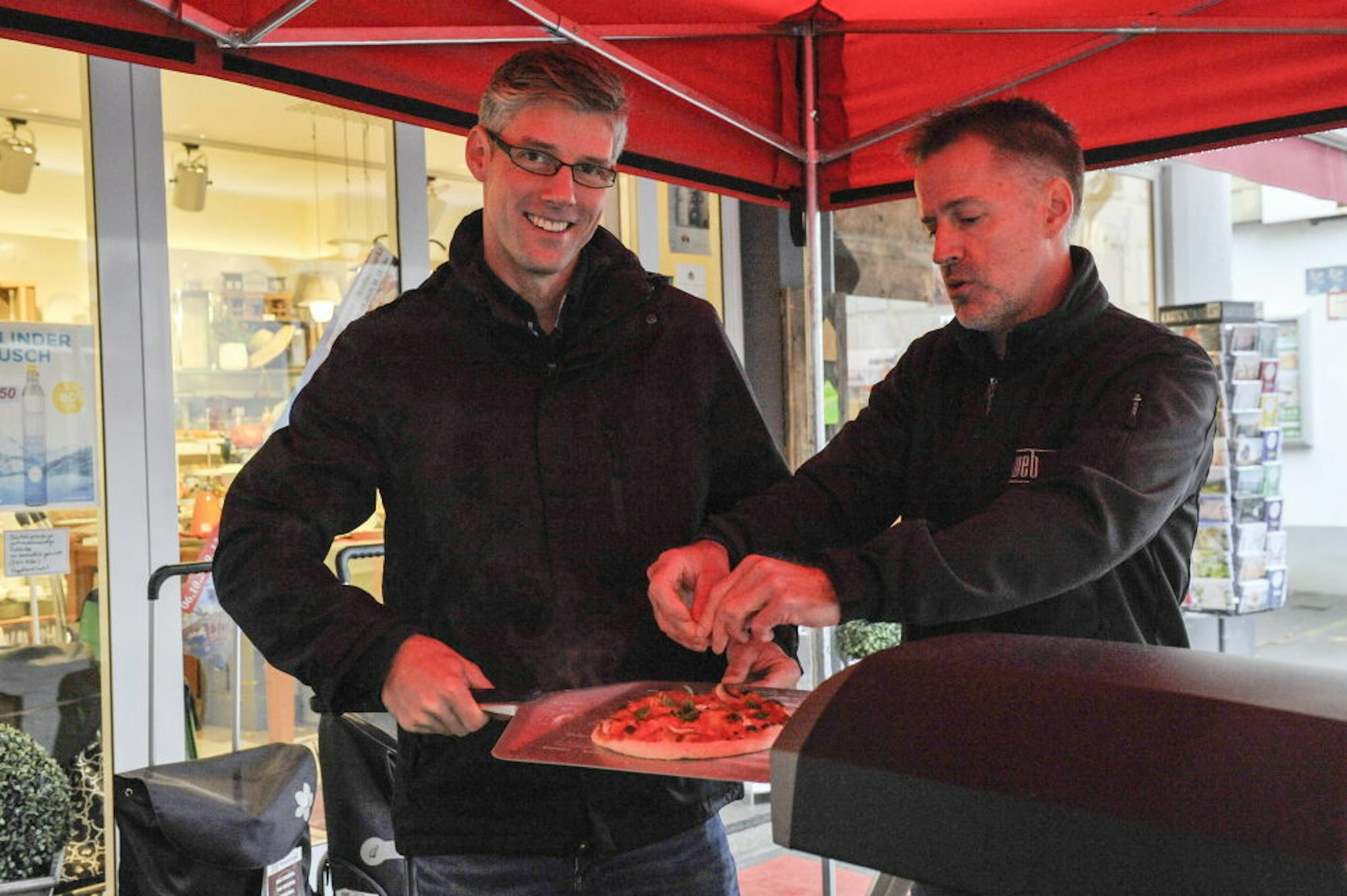 Eine Pizza wie vom Italiener boten Thomas Engelhard und sein Kollege Stefan Hunkel dank eines besonderen Ofens an.