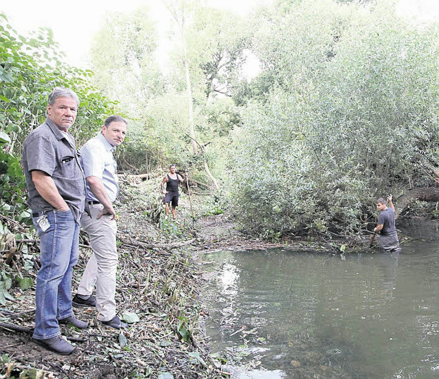 Fast optimal ist der Flusslauf ab der Eschmarer Mühle auf dem letzten Kilometer. Biologe Thomas Petruszek und Chemiker Andre Baade begutachten die Arbeiten.