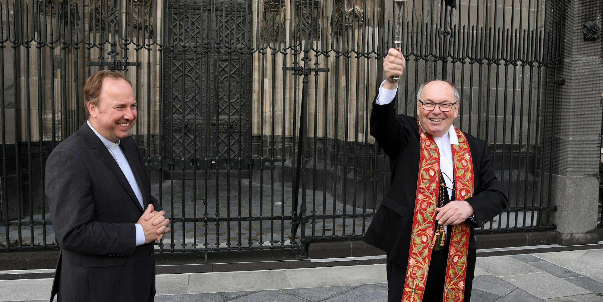 Segnung des Gitters an der Dom-Nordfassade mit Robert Kleine (l.) und Gerd Bachner