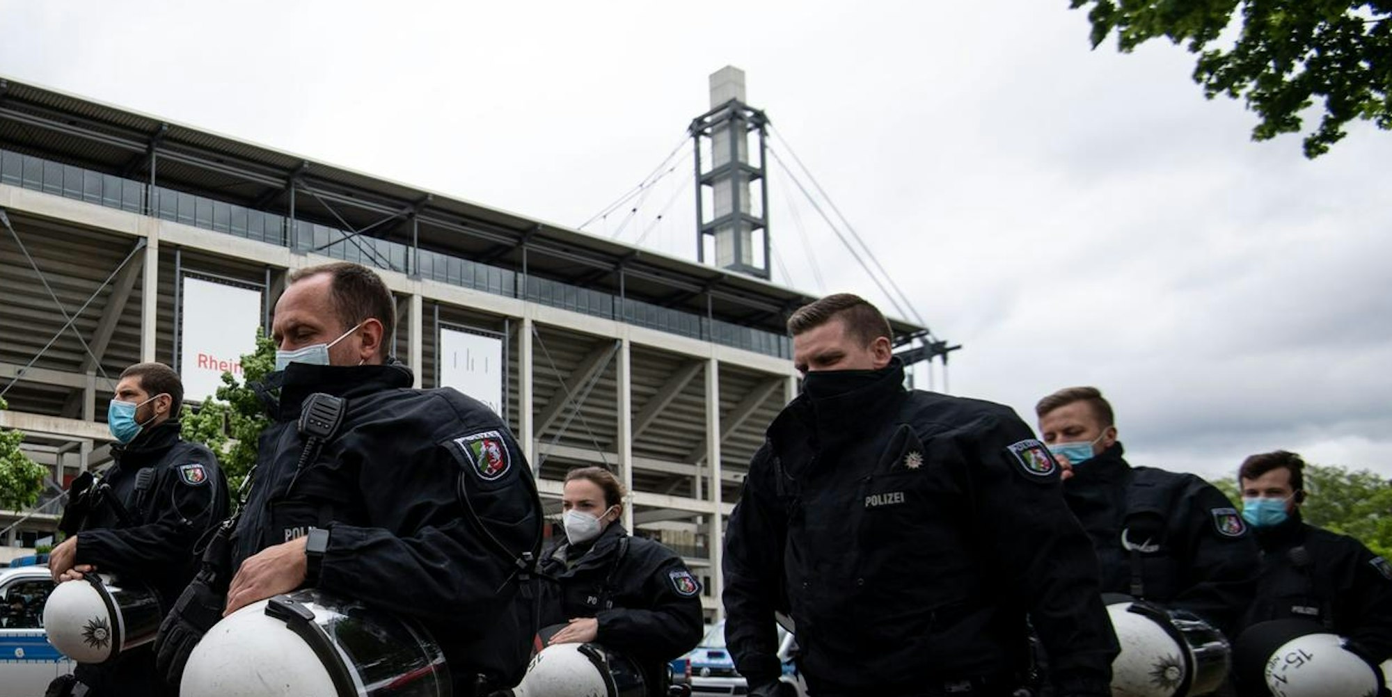 Kölner Polizei vor dem Stadion