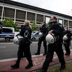 Kölner Polizei vor dem Stadion