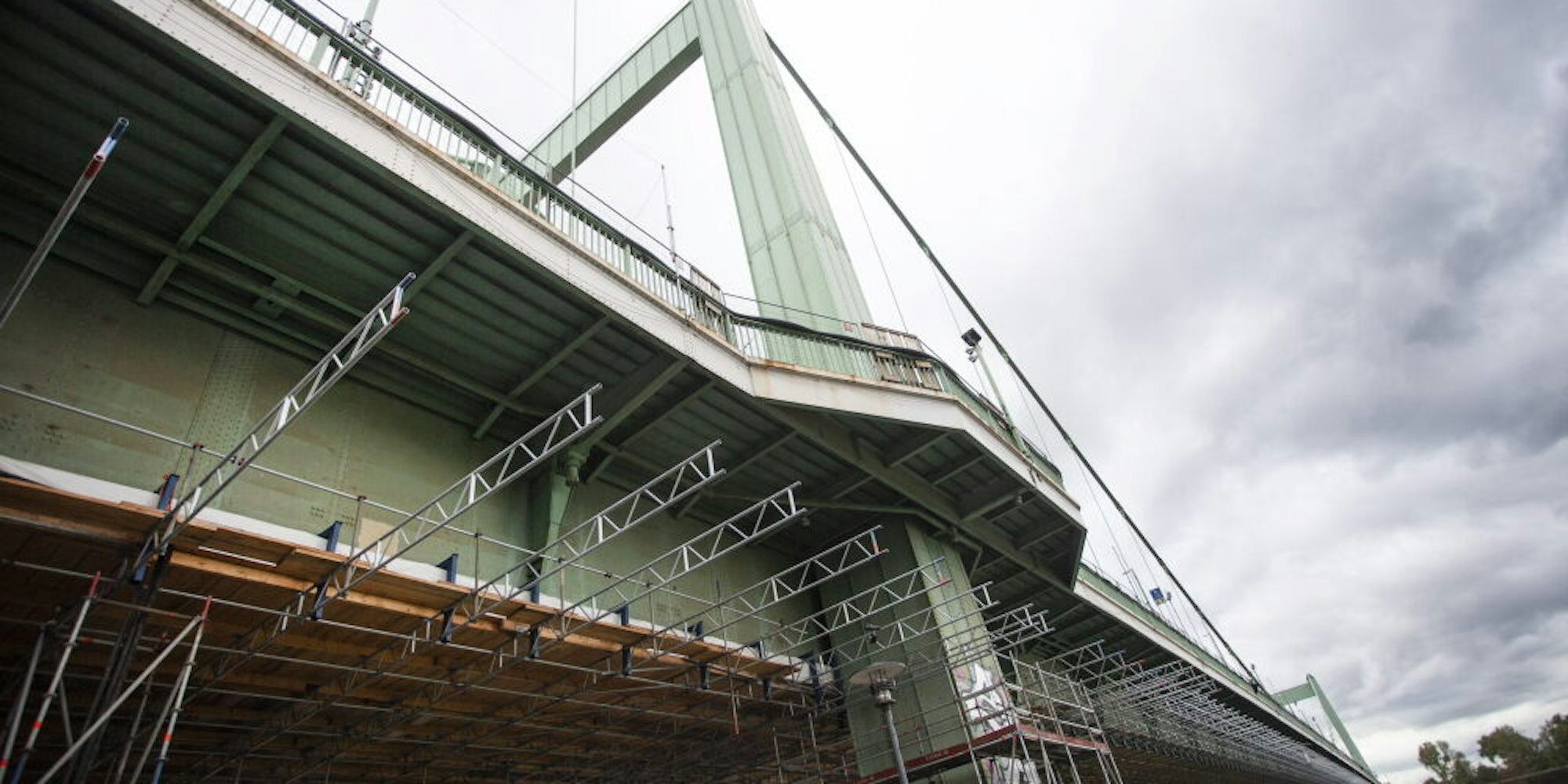 Die Unterkonstruktion ist marode: Wieder einmal muss bei der Sanierung der Mülheimer Brücke umgeplant werden.