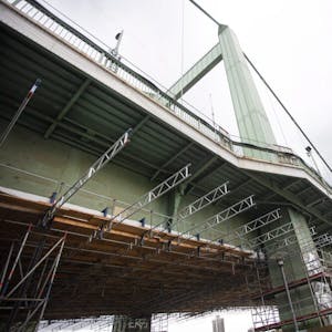 Die Unterkonstruktion ist marode: Wieder einmal muss bei der Sanierung der Mülheimer Brücke umgeplant werden.