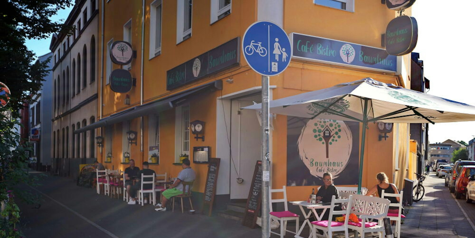 Das Café Baumhaus liegt an der Brühler Straße/Ecke Mannsfelder Straße.