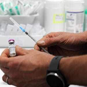 Seit einem Jahr wird im Impfzentrum in Hürth geimpft. Der Gesundheitsdezernent zieht Bilanz.