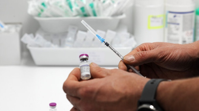 Seit einem Jahr wird im Impfzentrum in Hürth geimpft. Der Gesundheitsdezernent zieht Bilanz.