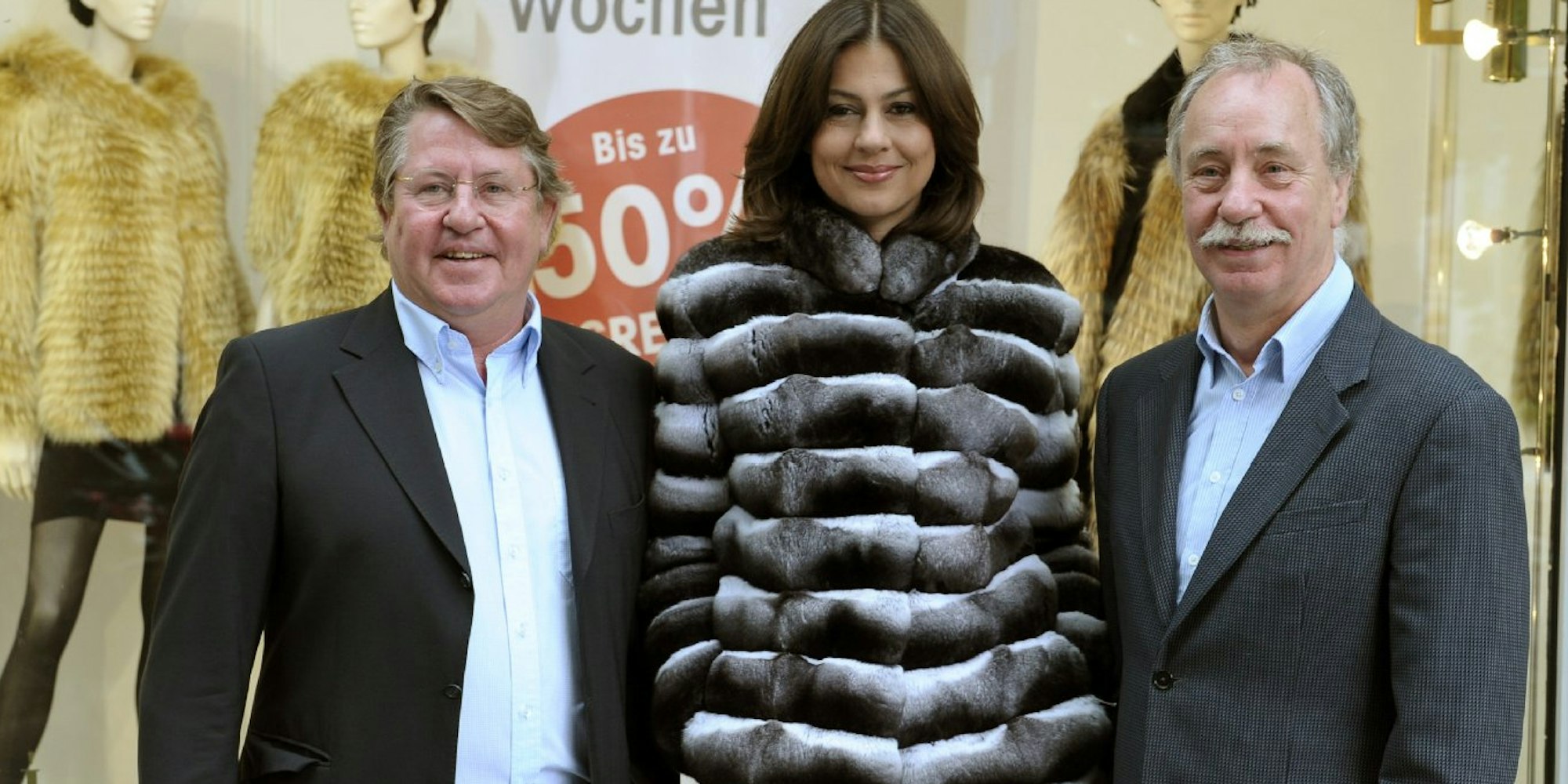 Peter (l.) und Alexander Slupinski mit Model Dunja vor ihrem Pelzhaus.