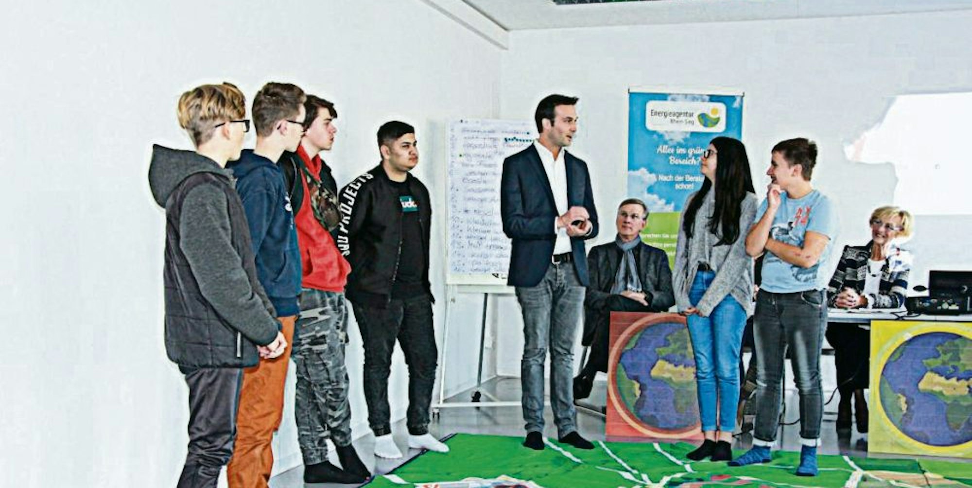 Die Jugendlichen erkundeten, wo der Energieverbrauch reduziert werden kann, und tauschten sich aus mit Thorsten Schmidt (Mitte), Geschäftsführer der Energieagentur Rhein-Sieg.