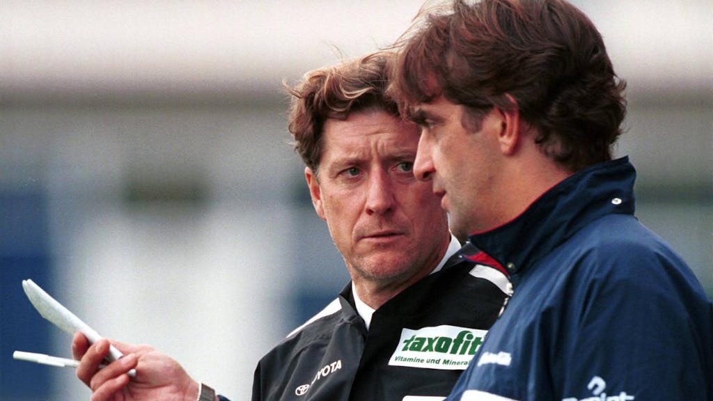 Toni Schumacher mit seinem Assistenten Ralf Minge bei Fortuna Köln im Oktober 1998.
