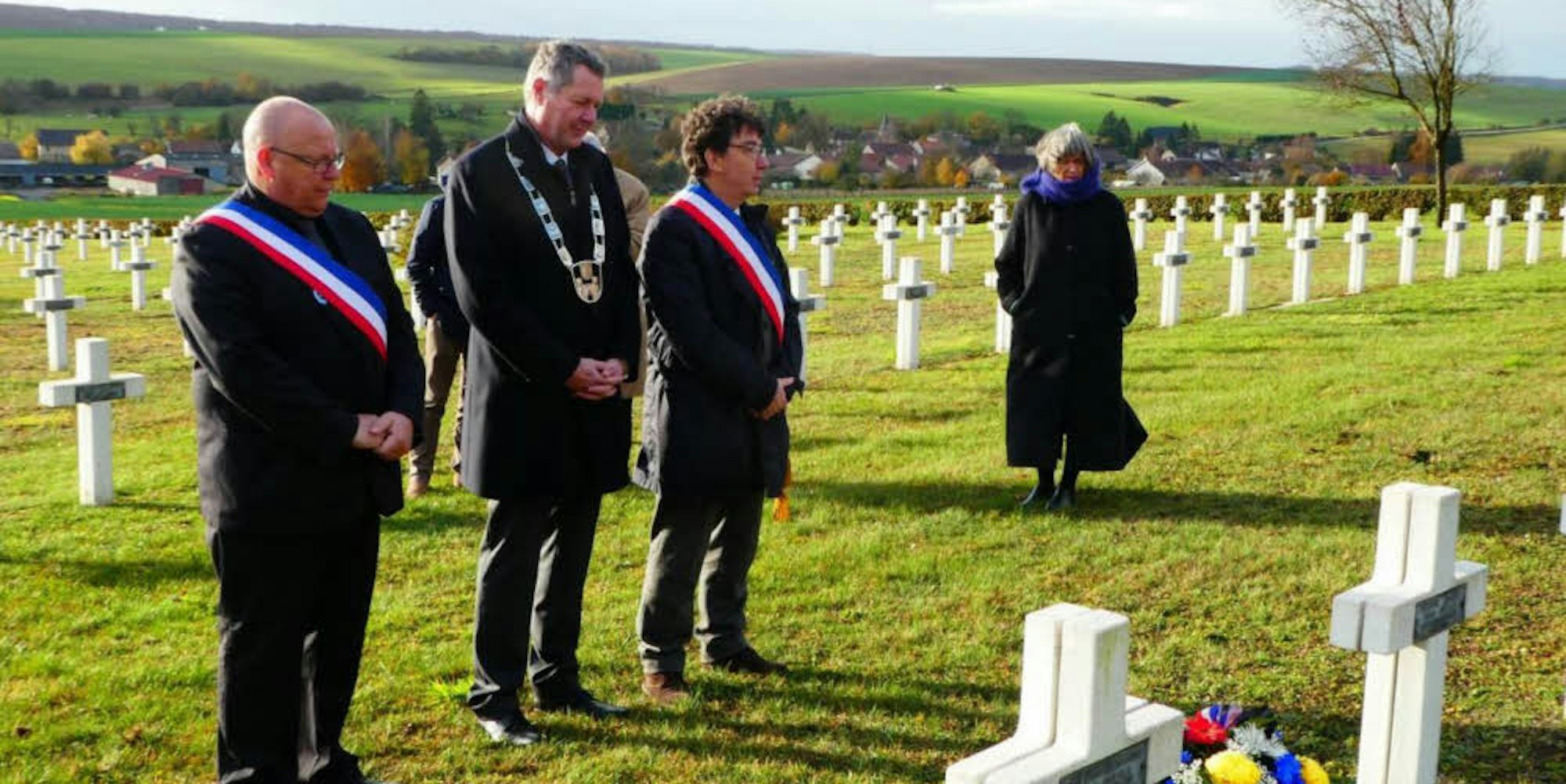 Gedenken auf dem französischen Soldatenfriedhof Chattancourt: Königswinters Bürgermeister Peter Wirtz (2.v.l.) und sein Amtskollege Michel Gouprinchas (3.v.l.) aus Cognac.