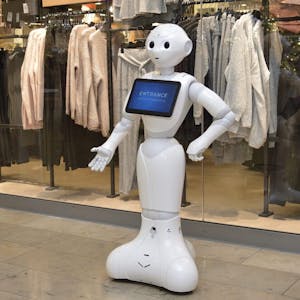 Ablenkung von der Krise: In der Rhein-Berg-Galerie sorgt ein Roboter für Unterhaltung.