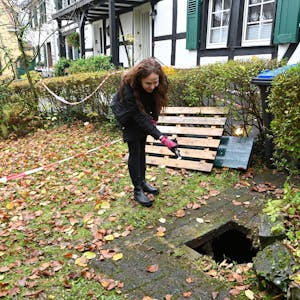In dieses Loch stürzte Silka Lisku. Unter den Platten in ihrem Garten in der Laurentiusstraße befindet sich ein mindestens zimmergroßer Hohlraum, von dem sie bis dato nichts wusste.